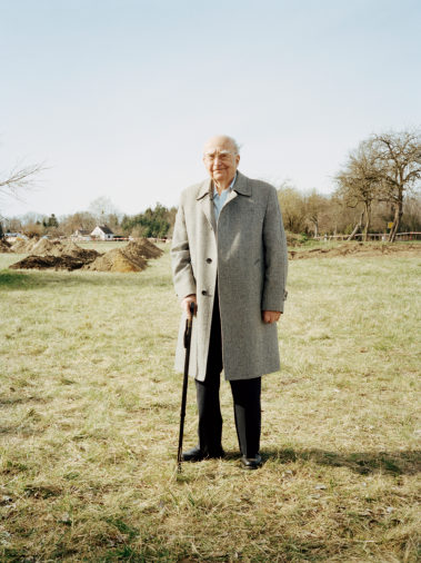 Hein Mayer, veteran of the Wehrmacht, during an excavation of missing soldiers in Oderbruch, 2017, Alt-Tucheband, Brandenburg, Germany, Europe