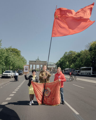 People pose with Soviet flags at the Soviet Memorial in Tiergarten on Victory Day. On May 9, Berlin police banned the display of pro-Russian and Soviet symbols and flags during the Victory Day celebrations. However, people are ignoring this rule in droves under the watchful eyes of the police, 2023, Tiergarten, Berlin, Germany, Europe
